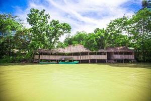 rivière loboc tropicale, ciel bleu, île de bohol, philippines photo