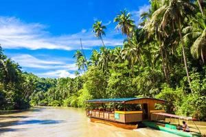bateau de croisière exotique avec des touristes sur la rivière jungle loboc, bohol photo