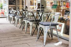 café en plein air dans la ville européenne au moment de Noël photo