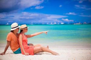 jeune couple sur une plage tropicale pendant les vacances d'été photo