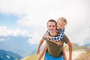 belle famille heureuse dans les montagnes sur fond de brouillard photo