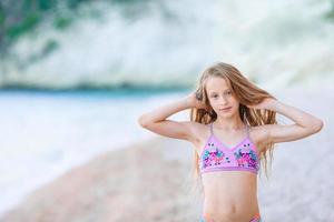 jolie petite fille à la plage pendant les vacances d'été photo