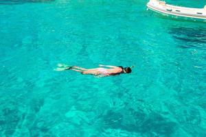 jeune femme plongée en apnée dans l'eau tropicale en vacances photo