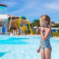 petite fille au parc aquatique pendant les vacances d'été photo