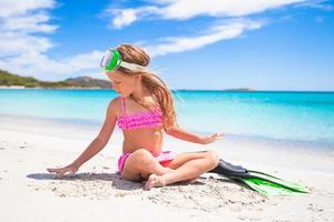 petite fille avec des palmes et des lunettes pour la plongée avec tuba photo