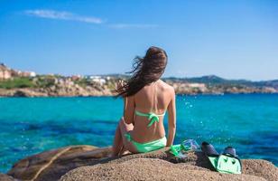 vue arrière d'une fille avec un équipement prêt pour la plongée en apnée photo