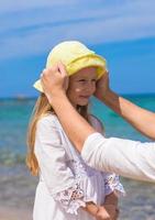 adorable petite fille s'amuser pendant la plage tropicale photo