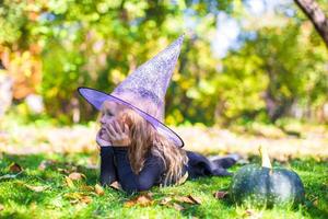 bonne petite fille en costume d'halloween avec jack citrouille.des bonbons ou un sort photo