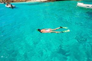 jeune femme plongée en apnée dans l'eau tropicale en vacances photo