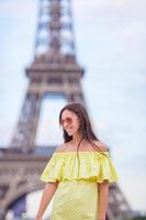 femme heureuse à paris fond la tour eiffel pendant les vacances d'été photo