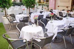 restaurant en plein air vide d'été dans la ville italienne d'europe. verres à vin en gros plan sur la table photo