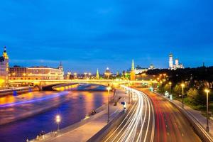 vue panoramique sur le point de repère de moscou pendant le coucher du soleil depuis le parc zaryadye photo