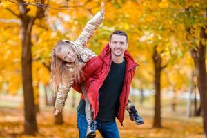 famille de papa et enfant lors d'une belle journée d'automne dans le parc photo