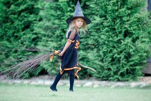 fille heureuse en costume d'halloween avec citrouille jack.trick or treat photo