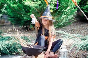 fille heureuse en costume d'halloween avec citrouille jack.trick or treat photo