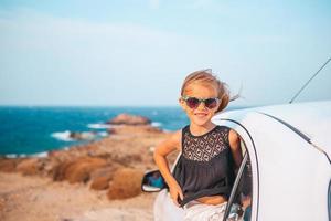 famille en vacances. vacances d'été et concept de voyage en voiture photo