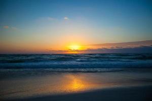 superbe coucher de soleil magnifique sur une plage exotique au mexique photo