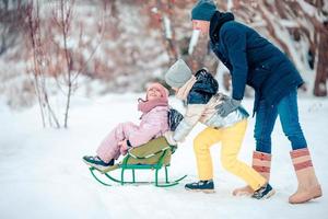 famille de papa et enfants vacances le soir de noël en plein air photo