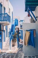 les rues étroites de l'île aux balcons bleus, escaliers et fleurs. photo