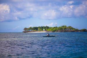 Pauvre pêcheur en bateau à la mer bleu clair philippines photo