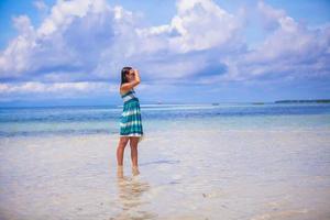 jeune femme profitant des vacances sur une plage blanche et tropicale aux beaux jours photo