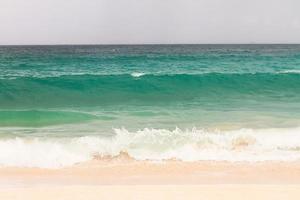 grosses vagues dans une mer agitée photo