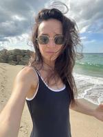 belle jeune femme prenant selfie sur la plage photo