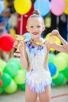 belle petite gymnaste s'entraînant sur le tapis et prête pour les compétitions photo