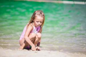 adorable petite fille à la plage pendant les vacances d'été photo