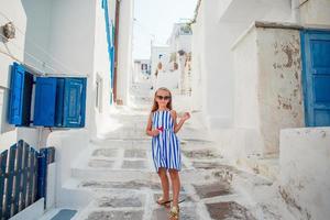 adorable petite fille dans la vieille rue du village traditionnel grec typique photo