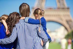 famille heureuse avec deux enfants près de la tour eiffel en vacances à paris photo