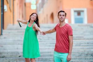 un couple romantique se tenant la main sur les marches de rome profite de vacances italiennes. amoureux heureux marchant sur l'attraction touristique historique du voyage photo