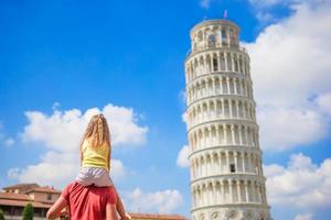 famille de papa et enfant fond la tour d'apprentissage à pise. pise - voyagez dans des lieux célèbres d'europe. photo