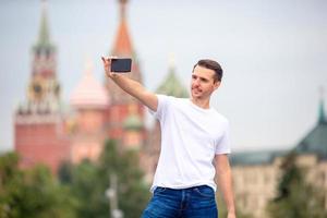 heureux jeune homme urbain profiter de sa pause dans la ville photo