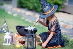 fille heureuse en costume d'halloween avec citrouille jack.trick or treat photo