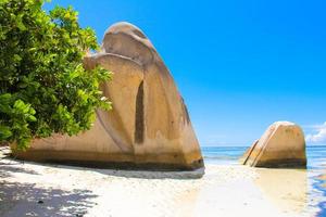 lagon exotique entre de grands rochers lisses aux seychelles photo