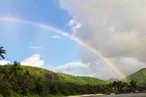 arc-en-ciel sur l'île tropicale et la plage blanche aux seychelles photo