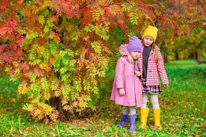 adorables petites filles à la belle journée d'automne en plein air photo