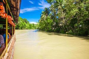 bateau de croisière exotique avec des touristes sur une rivière jungle loboc, bohol photo