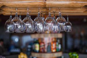 verre de vin vide en gros plan sur le bar du complexe tropical photo