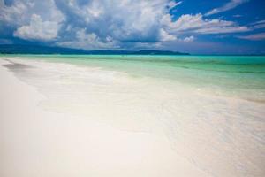 plage tropicale parfaite avec eau turquoise et plages de sable blanc à boracay, philippines photo