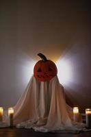 enfant avec une citrouille jack o lantern pour une tête lors d'une célébration d'halloween photo