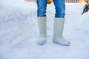 gros plan de bottes chaudes pour les pieds des hommes sur la neige blanche photo