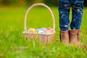 gros plan des oeufs de pâques colorés dans un panier sur l'herbe photo