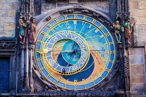 gros plan de l'horloge astronomique orloj en république tchèque, en europe. style vintage. détail de la tour de l'horloge de prague. célèbre attraction résidents de praga photo
