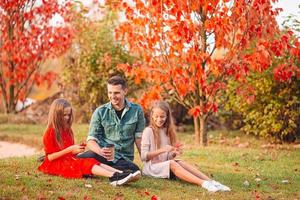 famille de papa et d'enfants lors d'une belle journée d'automne dans le parc photo