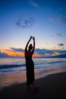 femme allongée sur la plage profitant des vacances d'été en regardant la mer photo