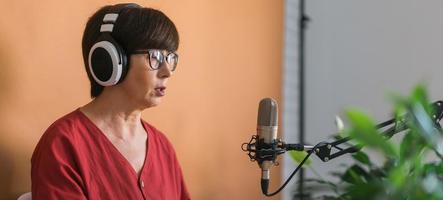 bannière femme d'âge moyen animatrice de radio faisant un enregistrement de podcast pour une émission en ligne - concept de diffusion et de dj