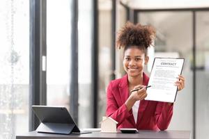 signé la maison acheter un contrat avec les agents immobiliers. acheter ou vendre le concept de maison. heureux dans le contrat de signature de marketing de maison. photo