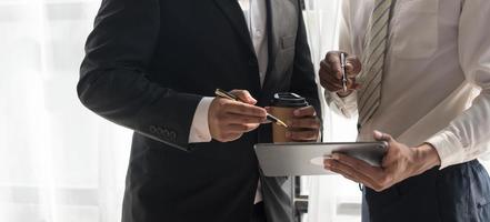 main d'homme d'affaires et partenaire utilisant une tablette numérique et faisant la stratégie commerciale de présentation. photo